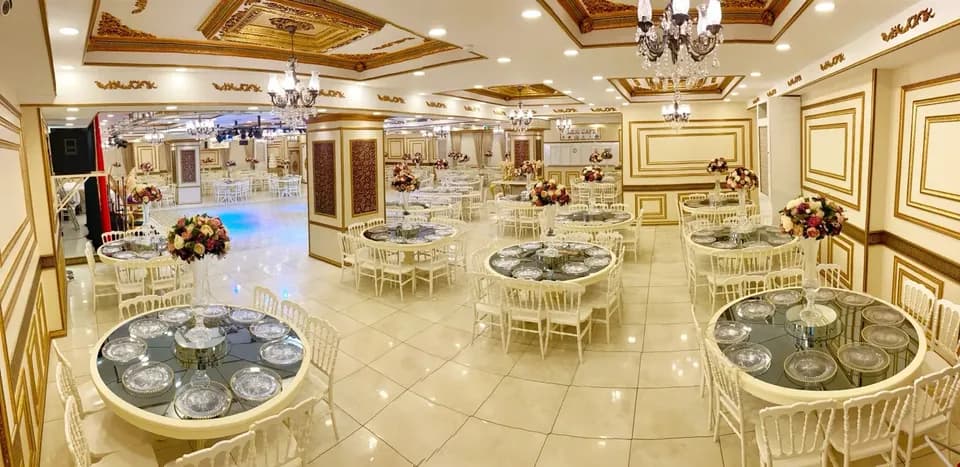 İrem Balo ve Davet Salonu – Ana salon, yuvarlak masalar ve avizeler