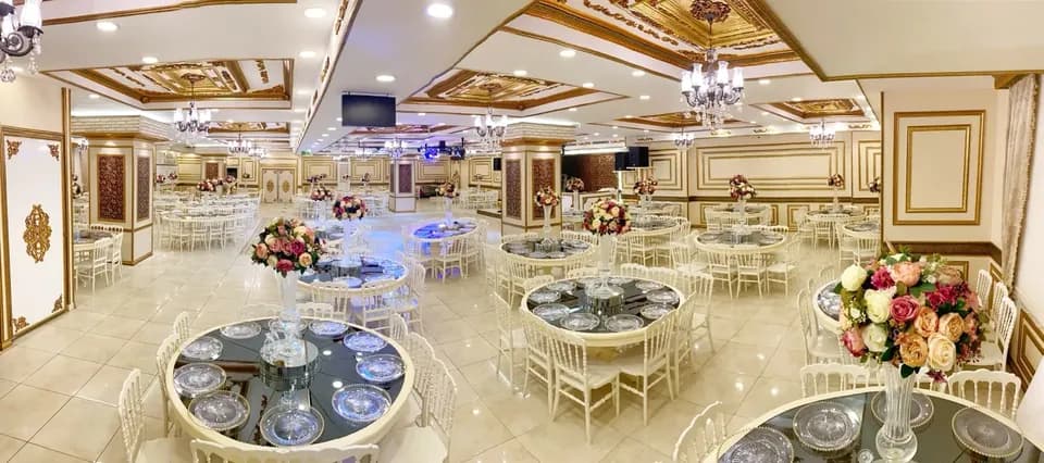 İrem Balo ve Davet Salonu – Çiçek aranjmanlı masa düzeni