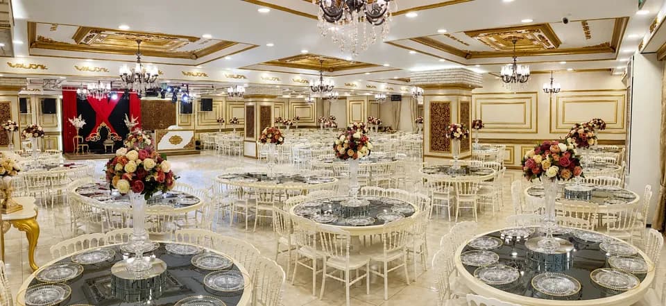 İrem Balo ve Davet Salonu – Çiçekli masa aranjmanı