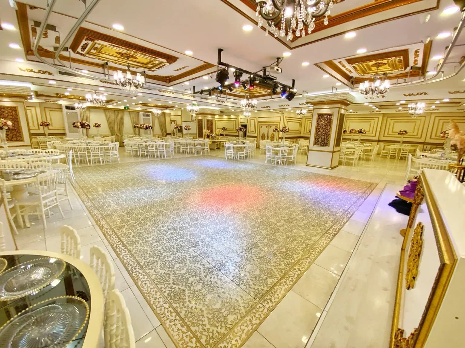 İrem Balo ve Davet Salonu – Işıklı dans pisti ve sahne