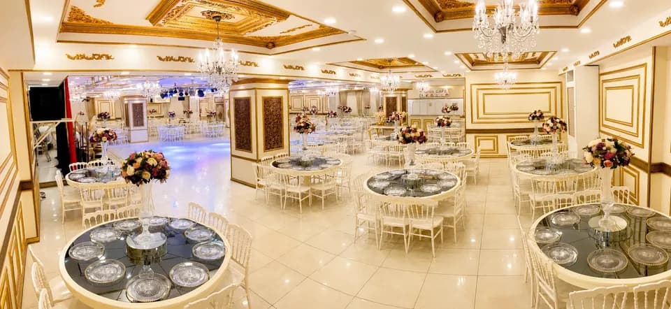 İrem Balo ve Davet Salonu – Masa düzeni ve altın detaylar